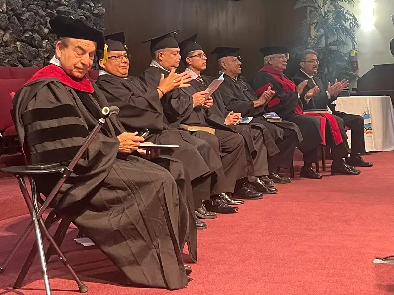 Graduado recibiendo su diploma