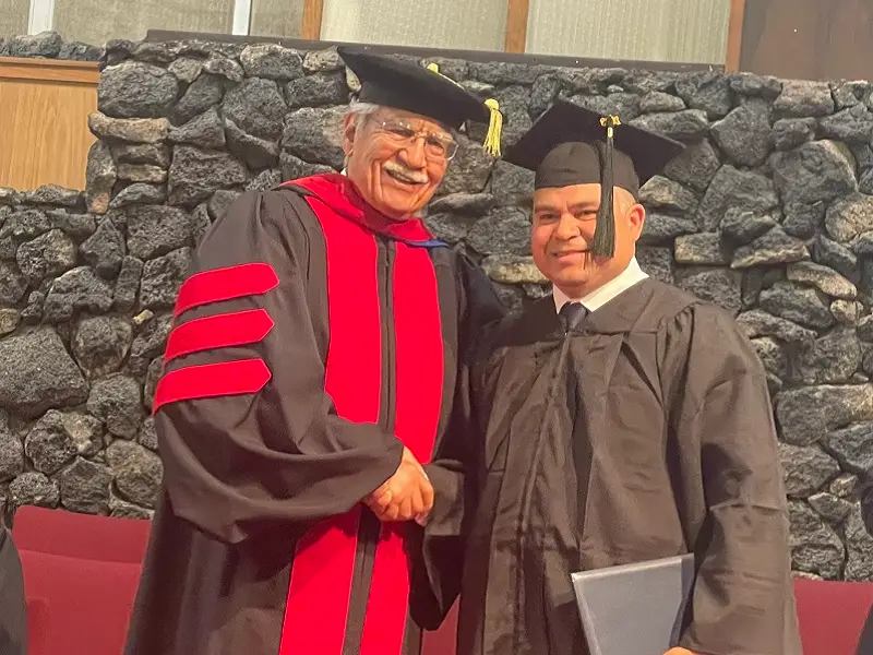 Graduado acompañado de su familia