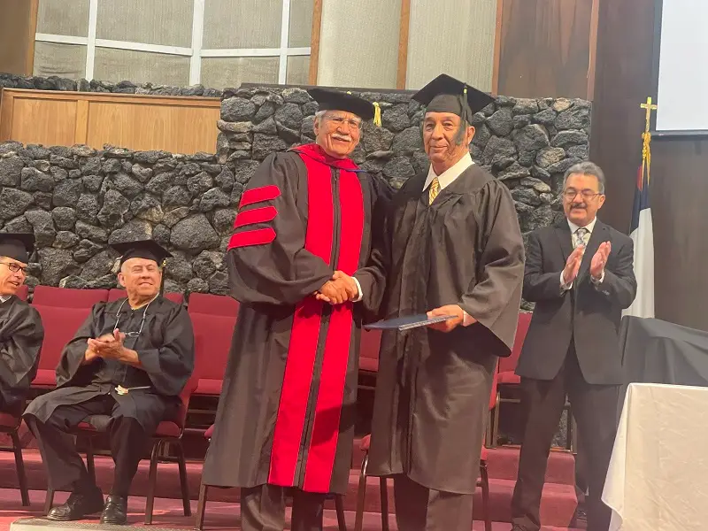 Momento de oración durante la graduación